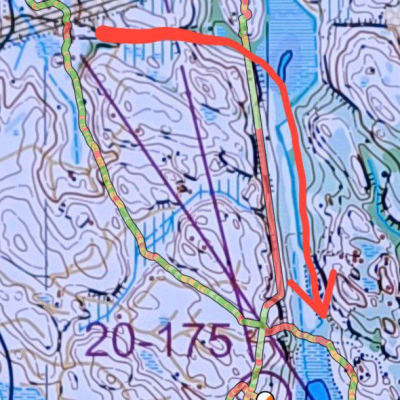 Pari eri reittivaihtoehtoa ykkösrastin suuntaan.