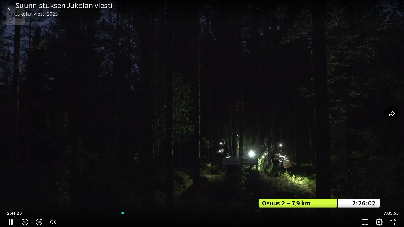 Kuvankaappaus Ylen TV-lähetyksestä, Miika leimaa keskellä yötä.