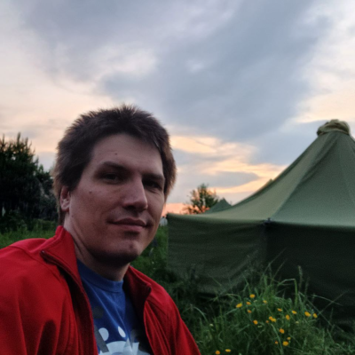 Väsynyt Miika aamun kajastaessa telttapaikalla.