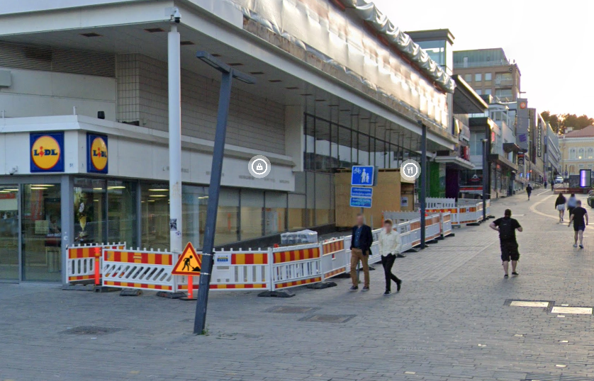 Kuvituskuva Asemakadun valaisimista, joista alin jatkuvasti vinossa.